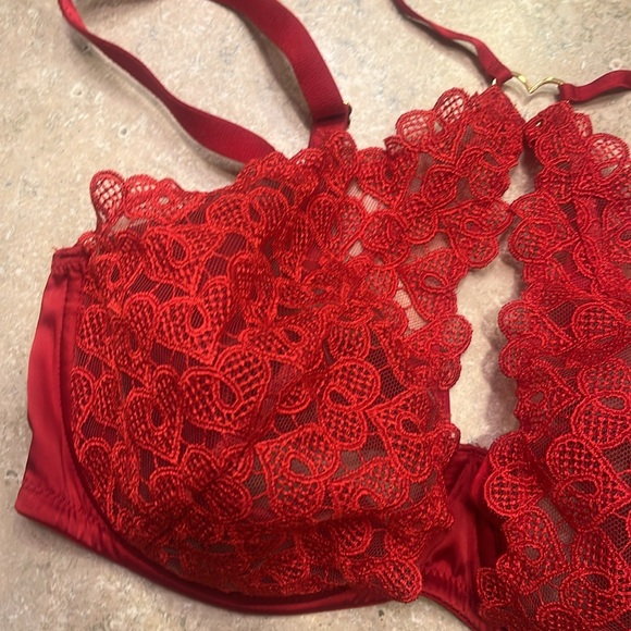 NWT Victoria’s Secret Hearts Lace Red Sheer Bra 34DD - Picture 3 of 7